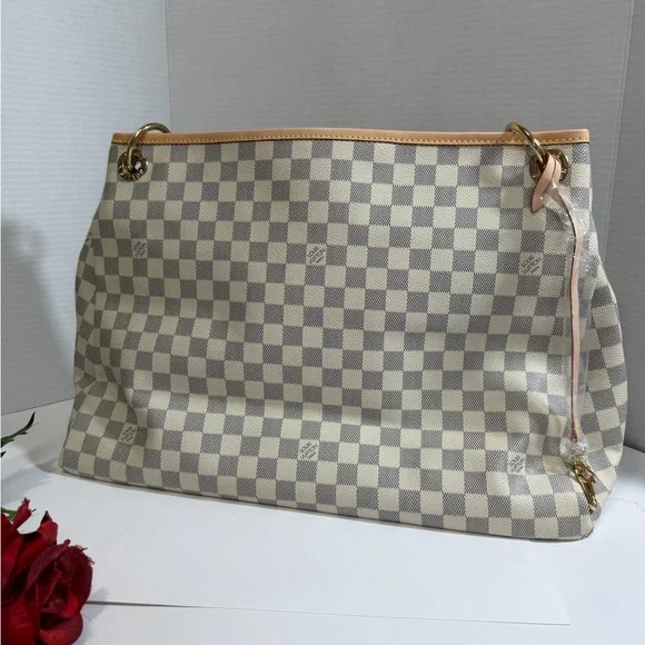 Elegant Shoulder Bag in Beige/Gray - Picture 8 of 9